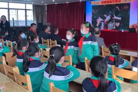 泰山崇德实验学校举办战斗英雄报告会图片