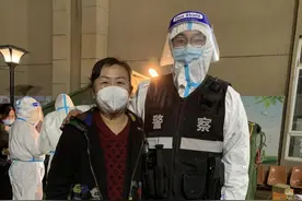 抗“疫”故事丨母子变战友图片