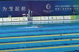 湖北11岁游泳小将参加残特奥会：坚持游完全程，全场为他鼓掌图片