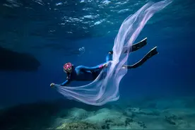 土耳其女潜水员进行潜水训练 目标打破世界纪录图片