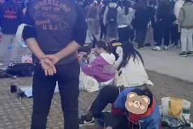 音乐节女孩趴地写作业？网友：写摇滚读后感吗？图片