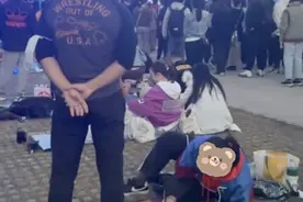 音乐节女孩趴地写作业？网友：写摇滚读后感吗？图片