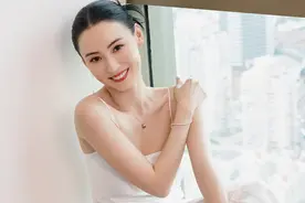 张柏芝穿白色吊带裙秀优越身材 中分束发利落清爽突显精致五官图片