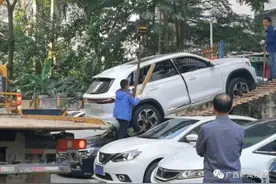 疑似踩错油门，汽车倒车冲入隔壁小区，两车“叠罗汉”图片