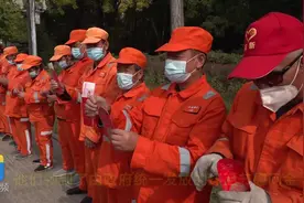 环卫节福利已到账！潍坊环卫工人每人收到300元“节日红包”图片