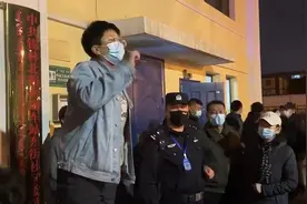 核酸检测现场小姐姐幽默喊话扎堆群众：不要聚集，不然咱就BBQ了图片