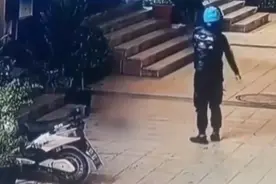 外卖小哥当街虐待流浪猫被平台永久封号，称“没想到这么严重”图片
