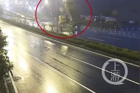 大货车翘着“尾巴”行驶，撞倒道路指示牌图片