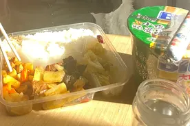 网传滞留额济纳旗游客扔掉免费午餐，当地游客：有误会图片