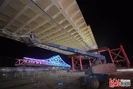 国内首座上跨运营高铁钢桁梁桥在河北廊坊成功转体图片