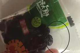 “馋大狮”葡萄干惊现头发 律师：赔偿千元合理图片
