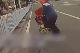老奶奶哭问交警“生活几时才能好起来”，接下来的一幕太暖了图片