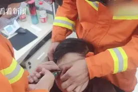 商场试衣服眼皮被拉链卡住？女子大衣裹头求助消防图片