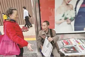 重庆一大爷坚持卖报36年 养成两个习惯图片