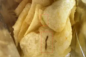 乐事薯片吃出黑色条状物如虫子？品牌回应：系薯片焦黑非虫体图片