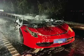 烧了半小时！400万法拉利高速打滑撞护栏起火，直接报废图片