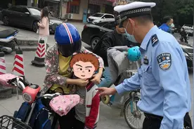 东莞石排：家长接娃上下学不戴头盔，交警将通报给学校图片