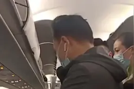 春秋航空回应旅客与空姐争执：旅客触碰安全门，已更换座位视频封面