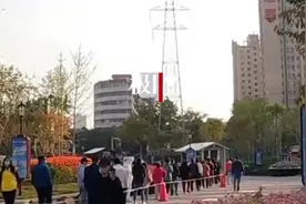 疫情升级下的兰州：市民居家办公，有整栋楼居民全送到隔离点视频封面