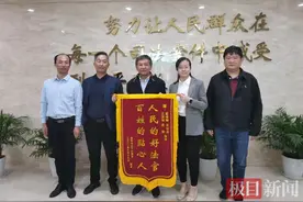 触目惊心！1岁3个月女童将手伸向超市收银台开水杯图片
