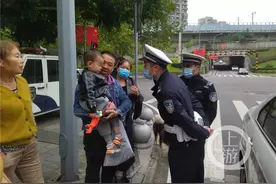 暖心！2岁娃街头迷路 狗狗全程陪伴寻找家人图片