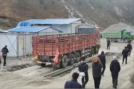 护旗4号 | 千里“追牛”记——德格公安“跨三省”狂追2000多公里如数找回32头被盗牦牛图片