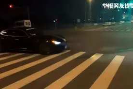 为耍帅红绿灯路口“玩”漂移 被路人举报后交警连开3张罚单图片