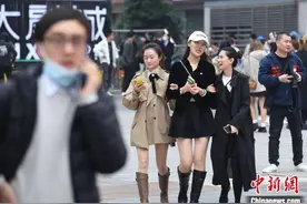 重庆街头女士“乱穿衣”：厚衣与短裙齐现图片