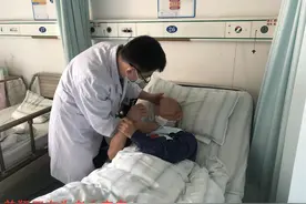 爹爹下巴长包一抠一挠，黄豆大小的包长成“红鸡蛋”图片