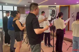 “流水线”上的带货主播：“袖珍小伙”省城寻梦，两三个月前还在养猪，自信能红图片