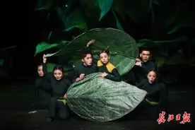第十七届中国戏剧节收官之夜，纯真母爱与岳飞报国隔江上演图片