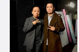 潘粤明与《鬼吹灯》作者天下霸唱合影 被赞最棒胡八一图片