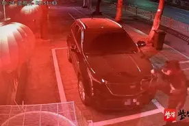 和女友分手后砸车泄愤称要一直砸到民警把他带走图片