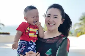 当了妈妈的“月亮姐姐”说：不必当“完美妈妈”，要成为自己图片