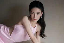 金晨藕粉礼服秀香肩身材超好 垂眸浅笑似仙女美到心空图片