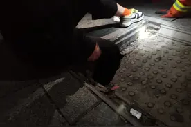 “别怕，叔叔来救你！”郴州女生走夜路脚被钢筋刺穿，消防救援时暖心安慰图片