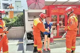 惊险！“熊孩子”被卡，幸亏他们及时赶到图片