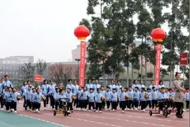 成都一高校运动会现萌娃方阵 骑着小车车进场了图片