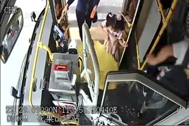 五岁娃独自上公交，4分钟后，车上响起提示音“请紧急停车……”图片