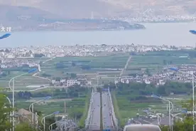 云南网红公路“直通”苍山洱海，有人为拍美照直接躺在路中央，网友怒了图片