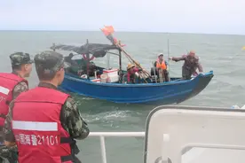 渔船翻沉，汕尾海警局联合多部门成功救援图片