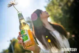 夏日纷苹果、黑莓味酒新疆上市 乌苏啤酒产品高端化进程加速图片