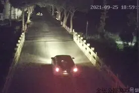 金山一司机好心开远光灯，却造成二次车祸图片