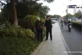杭州硬核奶奶扔下一万元就跑，民警追了半天才追上图片