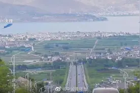 不要命了？情侣躺网红公路正中拍婚纱照，交警喊话图片