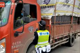 男子无证开货车上高速 女交警盘查当场识破图片