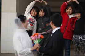 正能量奖励！湖南小伙支教大西南感动一个女孩，从“网友”变夫妻共同坚守大山图片