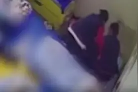 孩子午睡时被老师捆胶带固定 园方：为了阻止孩子蹬被子图片