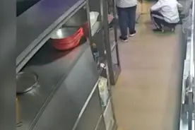 某饭店用瓢舀“地沟油”？定州市监局：防堵塞清理废弃油脂视频封面