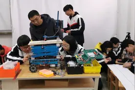 喜欢搞发明的数学老师，带着学生把想法变成现实图片
